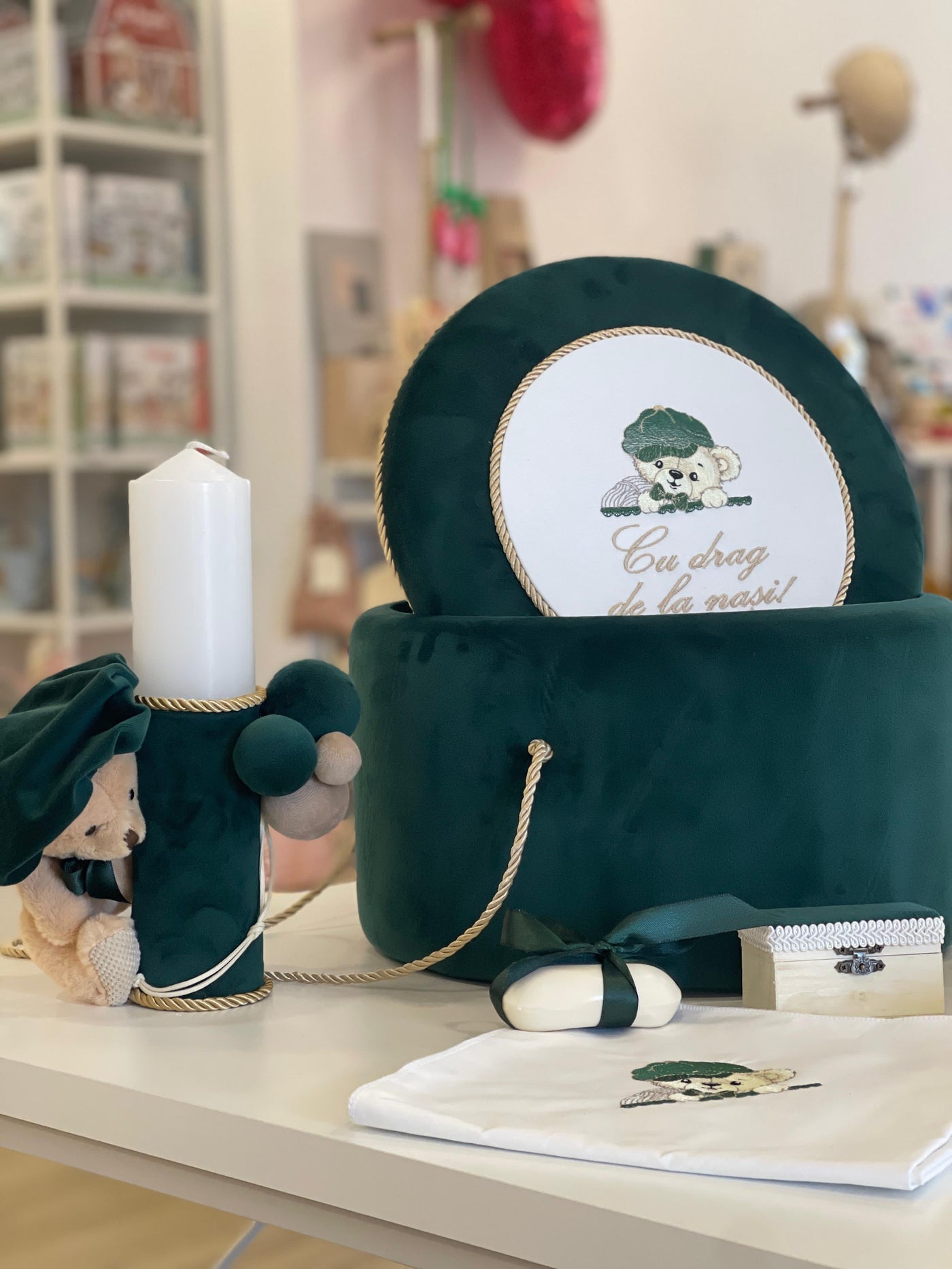 Trusou de botez elegant cu cutie buretata din catifea verde smarald