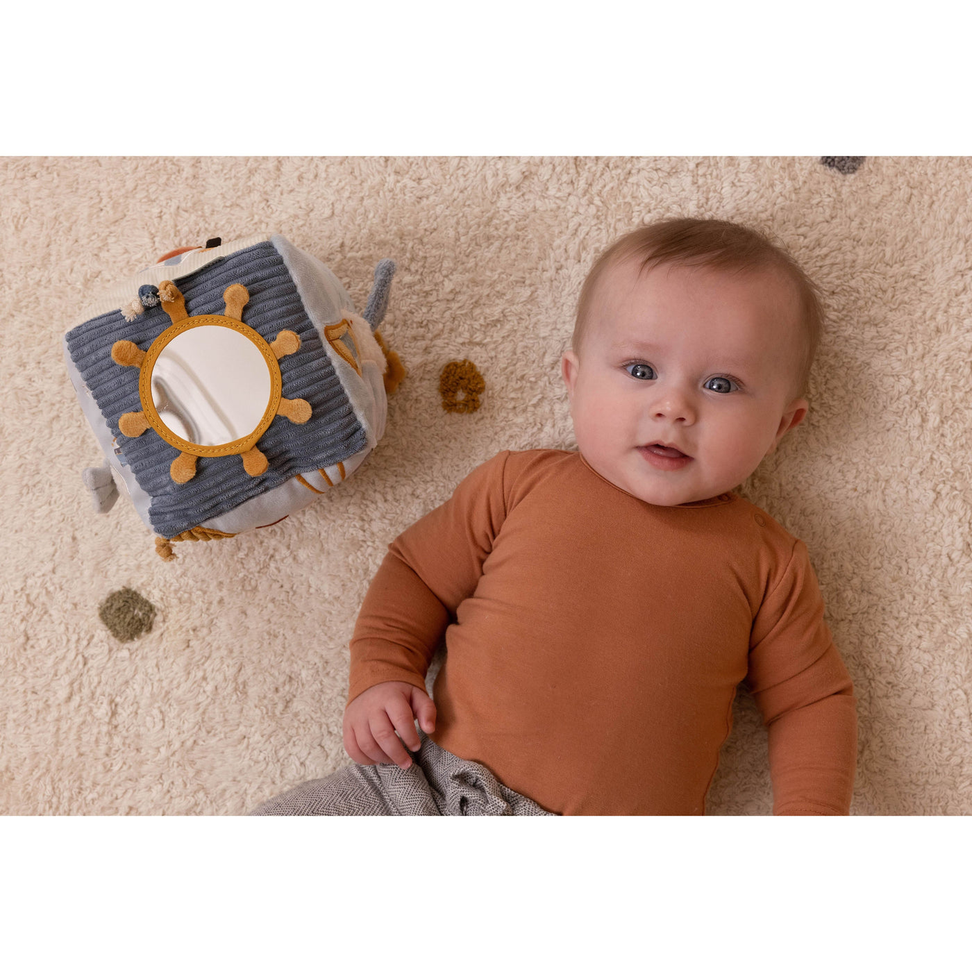 Cub senzorial cu activitati pentru bebelusi  - Little Dutch