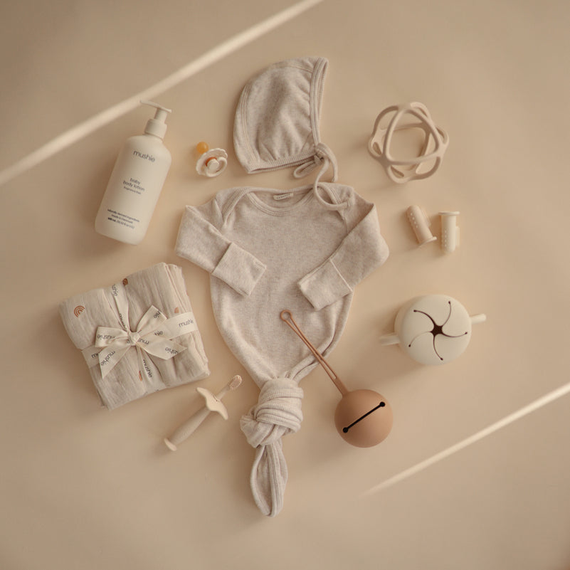 Rochita din bumbac organic pentru nou-nascut - Beige Melange - Mushie